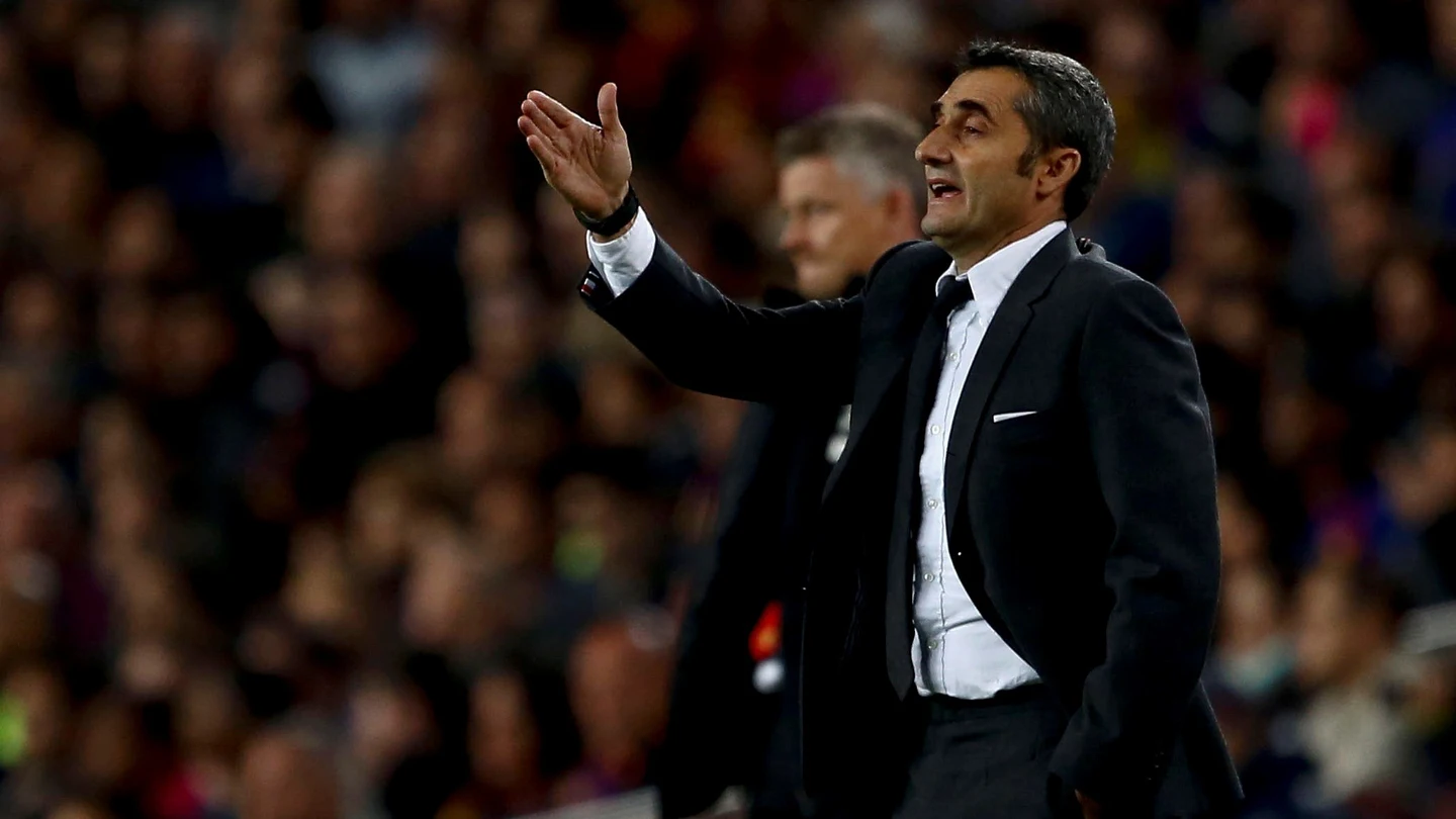 Ernesto Valverde da instrucciones sobre la banda del Camp Nou Ernesto Valverde da instrucciones sobre la banda del Camp Nou