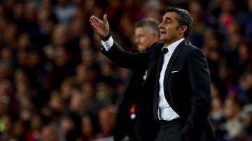 Ernesto Valverde da instrucciones sobre la banda del Camp Nou
