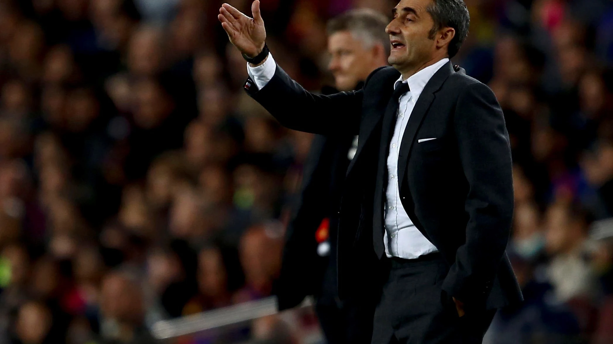 Ernesto Valverde da instrucciones sobre la banda del Camp Nou