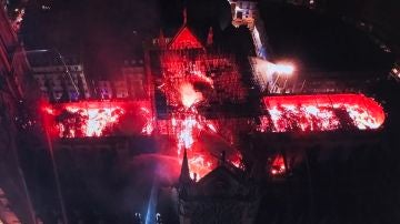 El incendio de la catedral de Notre Dame visto a través de un dron