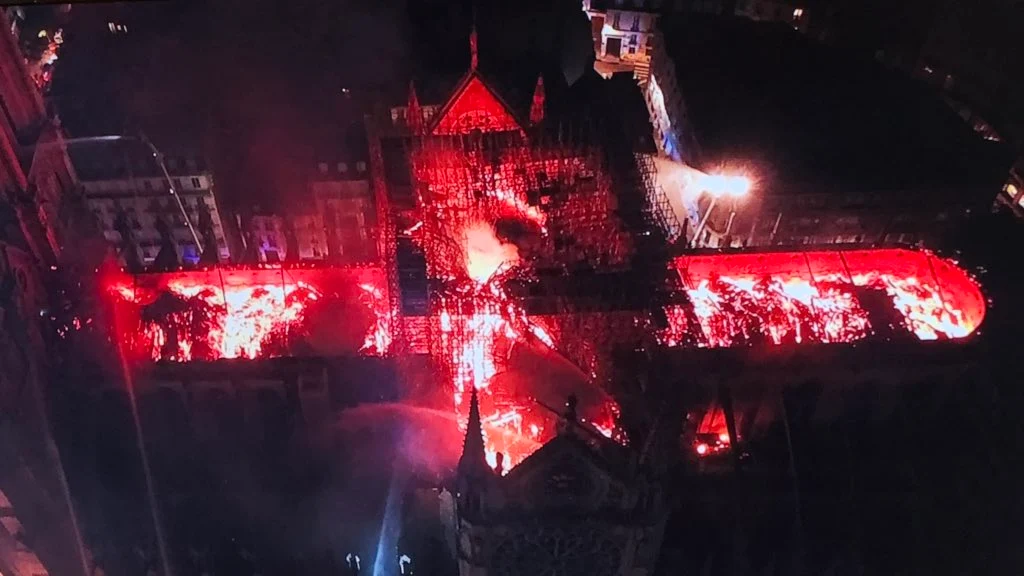 El incendio de la catedral de Notre Dame visto a través de un dron