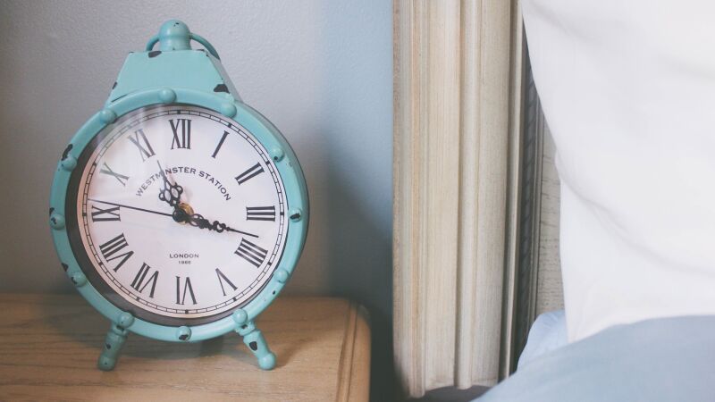 ¿Por qué nos despertamos justo antes de que suene el despertador?