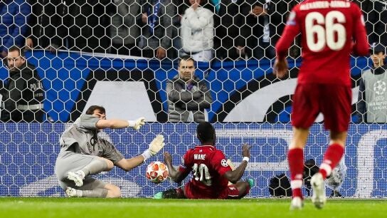 Man&eacute; remata ante Casillas para hacer el 0-1 en Do Dragao