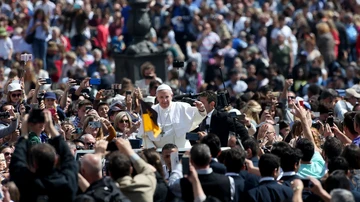 El Papa saluda a los fieles durante la misa de Semana Santa.