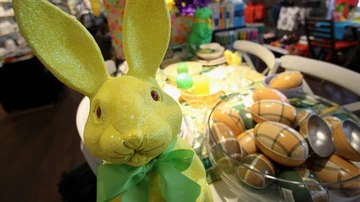 Un conejo de Pascua en una tienda de Frankfurt, Alemania.