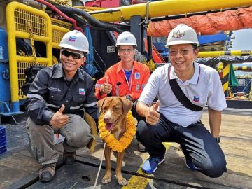 Boonrod con sus tres rescatadores en la planta petrolífera Boonrod con sus tres rescatadores en la planta petrolífera
