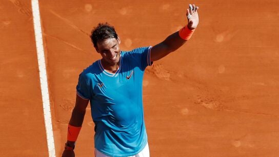 Rafa Nadal saluda al p&uacute;blico de Montecarlo