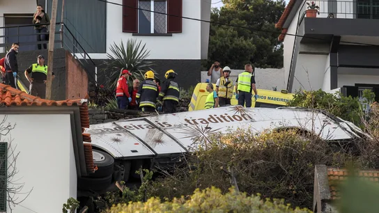 Rescatistas inspeccionan el sitio de un accidente de donde chocó un autobús Rescatistas inspeccionan el sitio de un accidente de donde chocó un autobús
