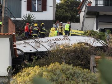 Rescatistas inspeccionan el sitio de un accidente de donde chocó un autobús Rescatistas inspeccionan el sitio de un accidente de donde chocó un autobús
