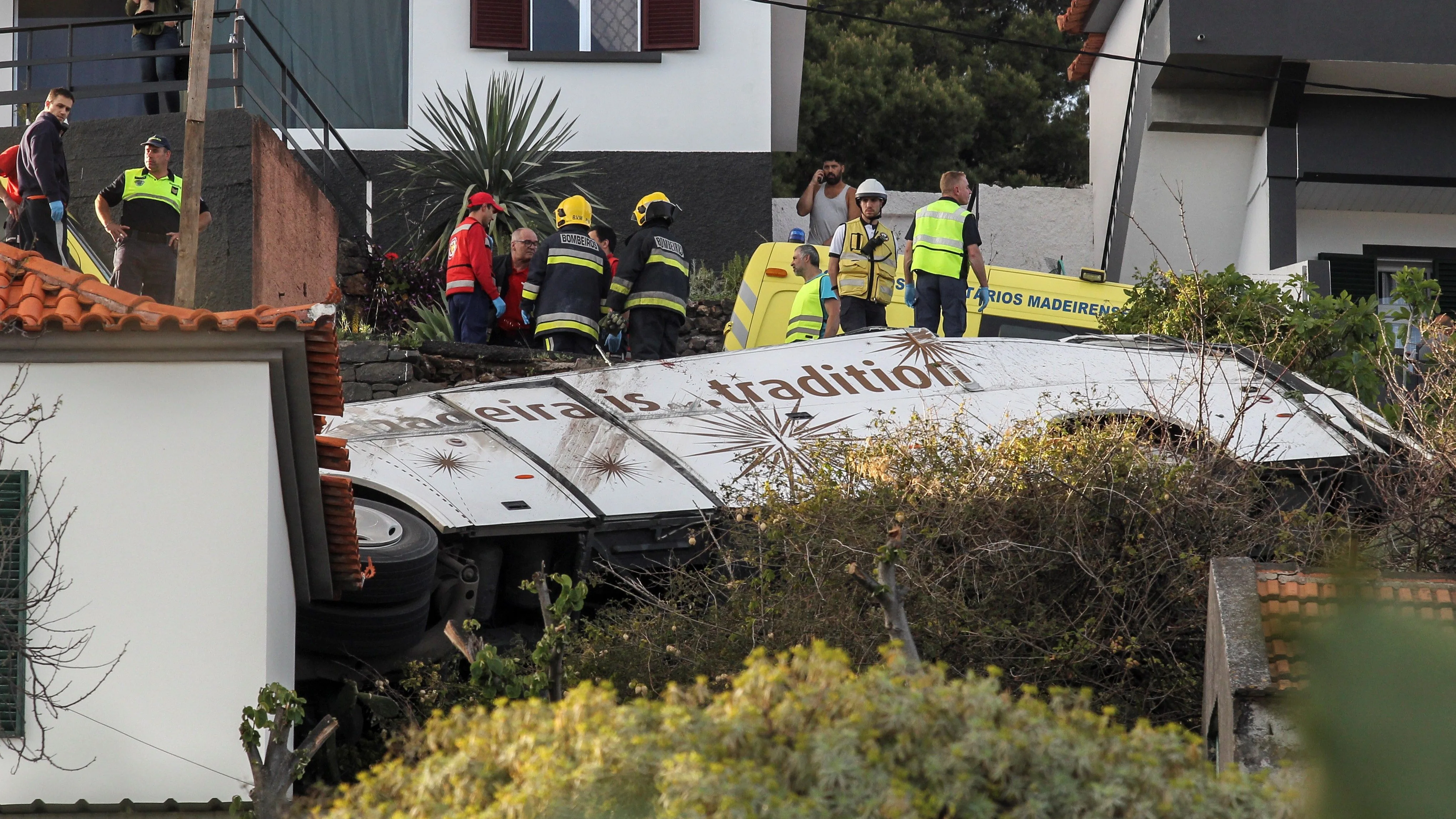 Rescatistas inspeccionan el sitio de un accidente de donde chocó un autobús