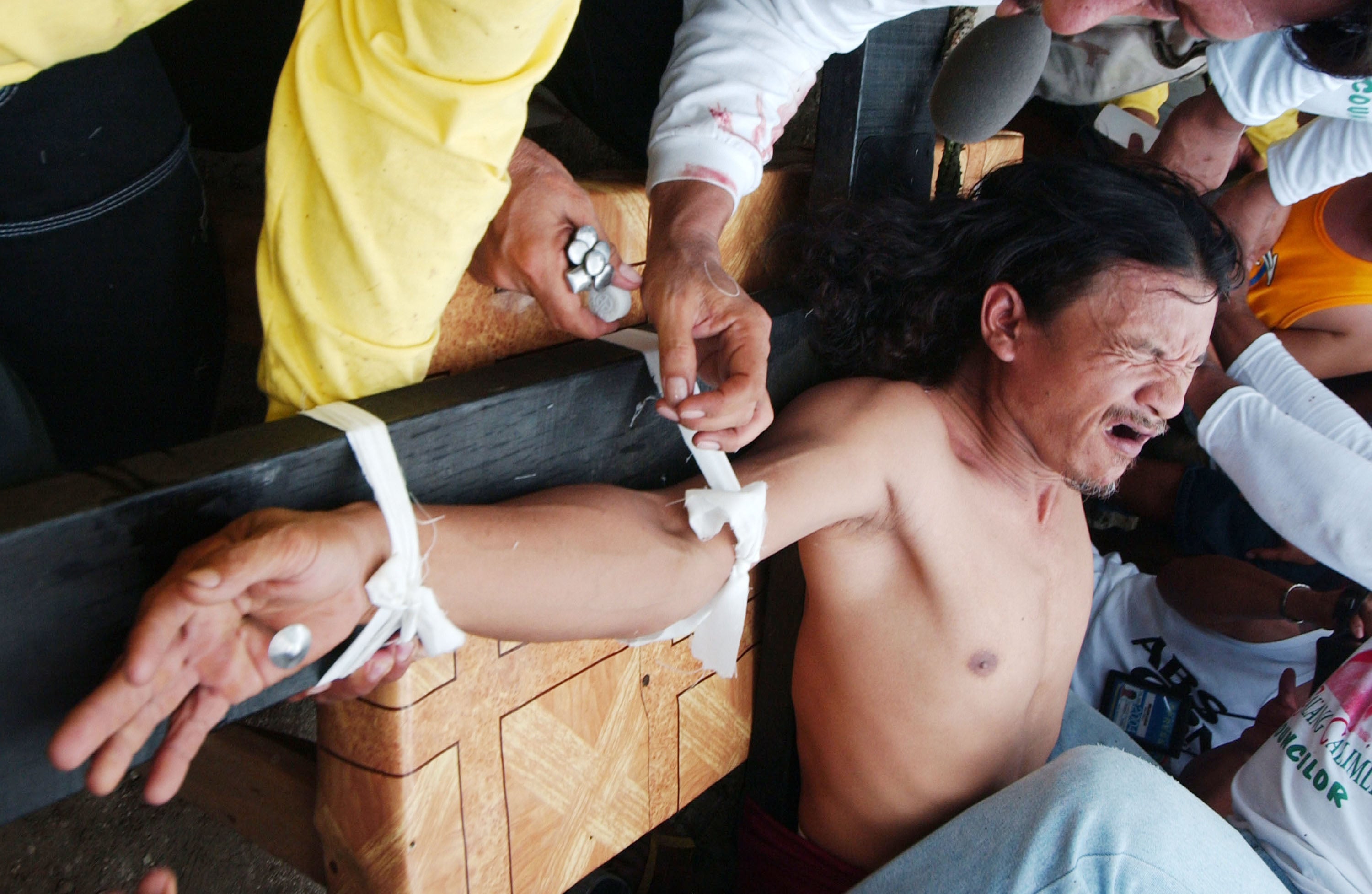 Un penitente recrea la crucifixión en Filipinas. Un penitente recrea la crucifixión en Filipinas.