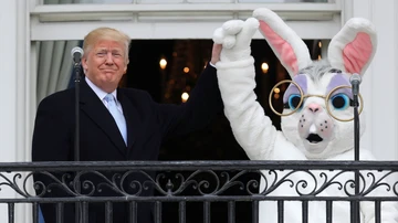Donald Trump junto al conejo de Pascua, en la Casa Blanca.