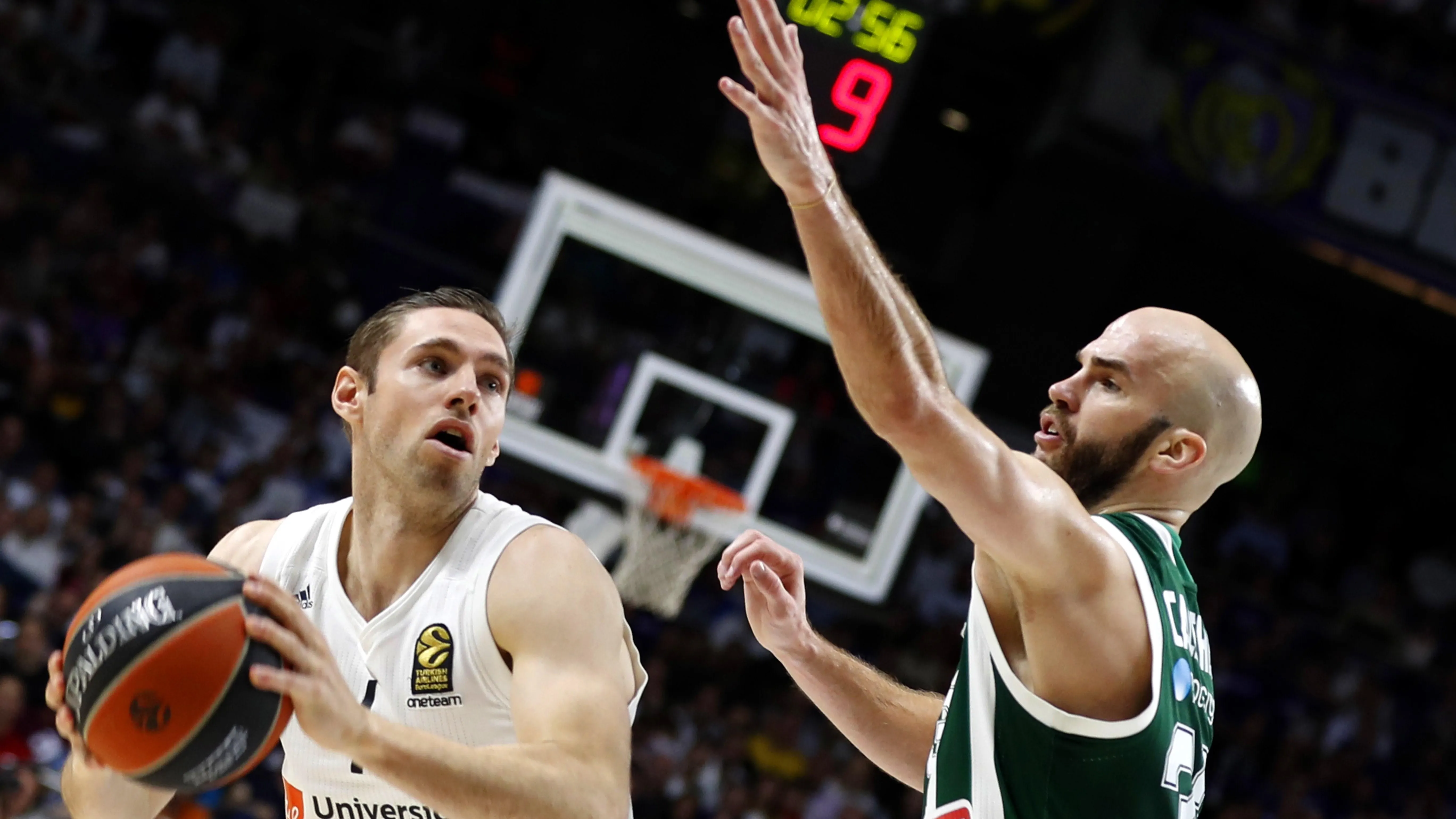 Fabien Causeur intenta superar a Nick Calathes