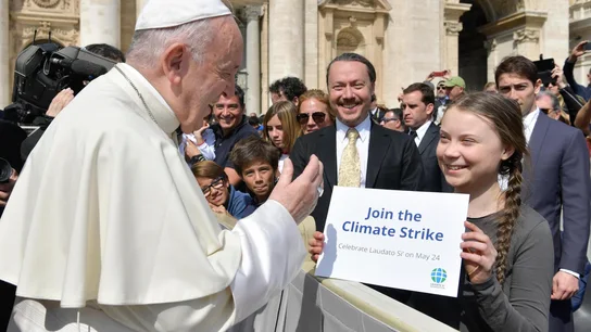 El papa Francisco saluda a la joven activista Greta Thunberg El papa Francisco saluda a la joven activista Greta Thunberg