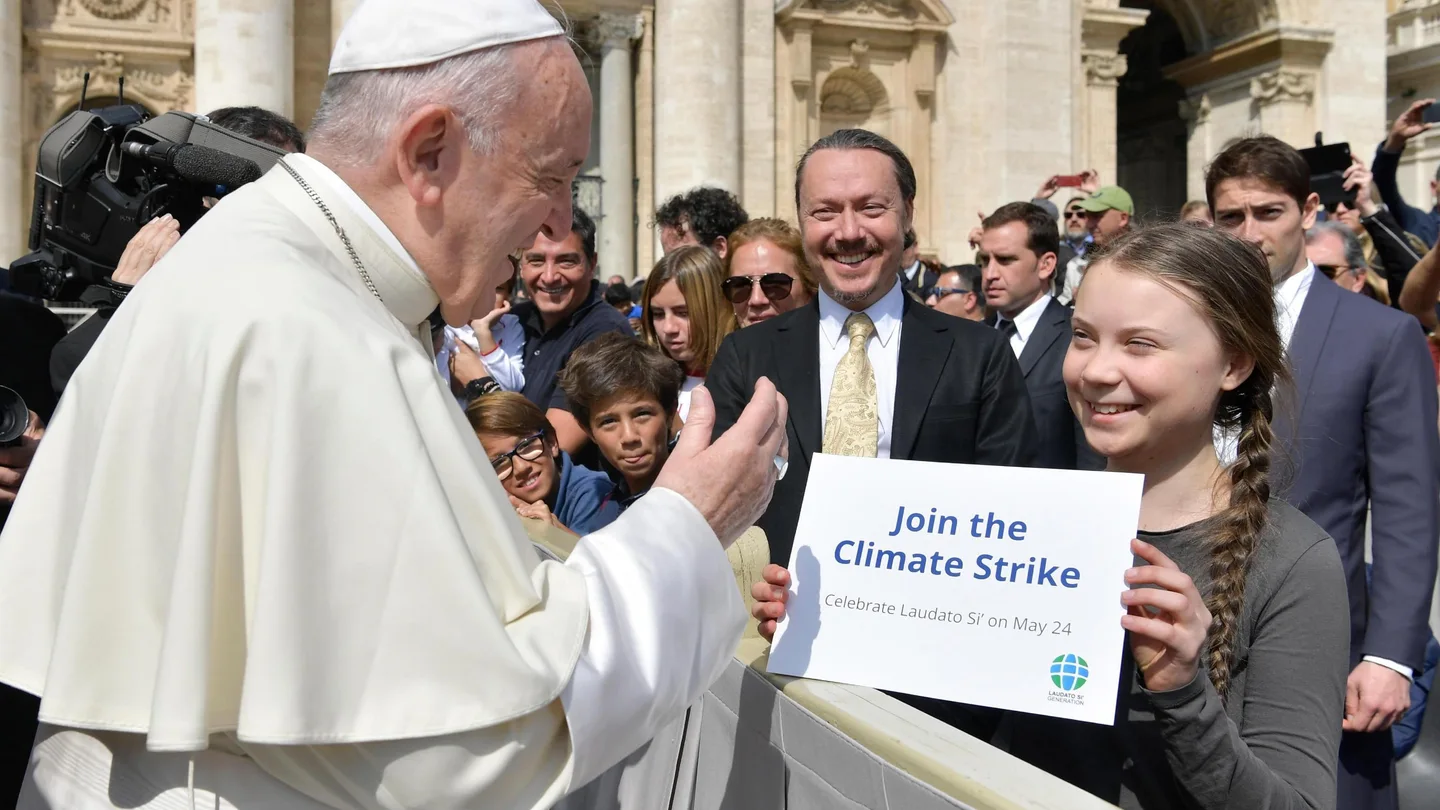 El papa Francisco saluda a la joven activista Greta Thunberg El papa Francisco saluda a la joven activista Greta Thunberg
