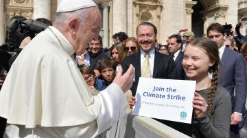 El papa Francisco saluda a la joven activista Greta Thunberg
