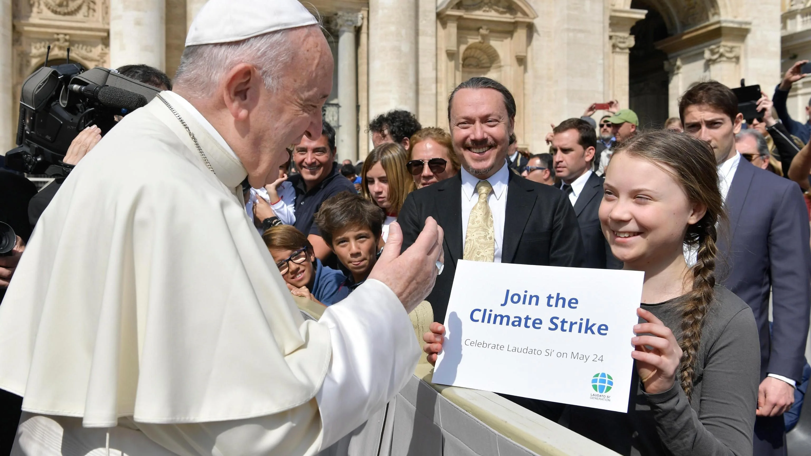 El papa Francisco saluda a la joven activista Greta Thunberg