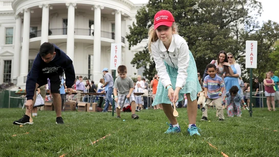 Una niña participa en la tradicional carrera de huevos de Pascua en la Casa Blanca. Una niña con una gorra de M.A.G.A. participa en la tradicional carrera de huevos de Pascua en la Casa Blanca.