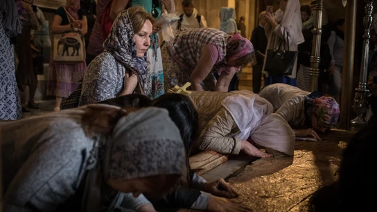 Mujeres besan la Piedra de la Unción en el Santo Sepulcro en Jerusalén. Mujeres besan la Piedra de la Unción en el Santo Sepulcro en Jerusalén