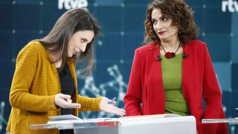 La ministra de Hacienda, María Jesús Montero junto a Irene Montero