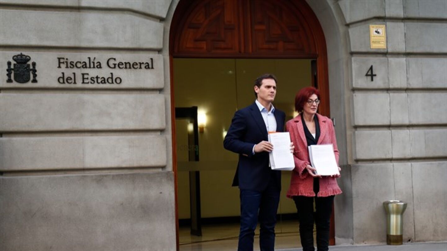 Rivera y la candidata Maite Pgazaurtund&uacute;a muestran la denuncia a los medios.