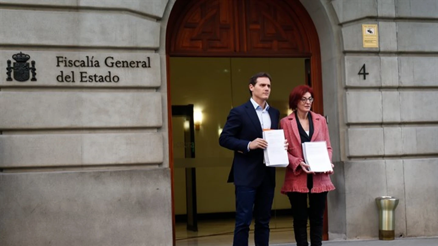 Rivera y la candidata Maite Pgazaurtundúa muestran la denuncia a los medios. Rivera y la candidata Maite Pgazaurtundúa muestran la denuncia a los medios.