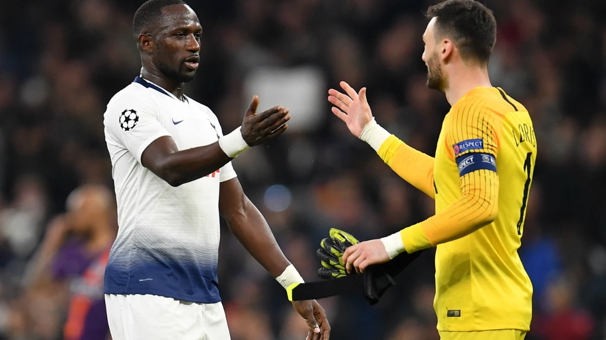 Sissoko se saluda con Lloris