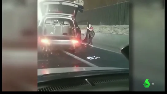 Puñetazos, patadas, e incluso intentan arrancar la puerta del coche: graban una brutal agresión en plena M-40 de Madrid Puñetazos, patadas, e incluso intentan arrancar la puerta del coche: graban una brutal agresión en plena M-40 de Madrid