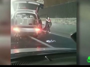 Puñetazos, patadas, e incluso intentan arrancar la puerta del coche: graban una brutal agresión en plena M-40 de Madrid Puñetazos, patadas, e incluso intentan arrancar la puerta del coche: graban una brutal agresión en plena M-40 de Madrid
