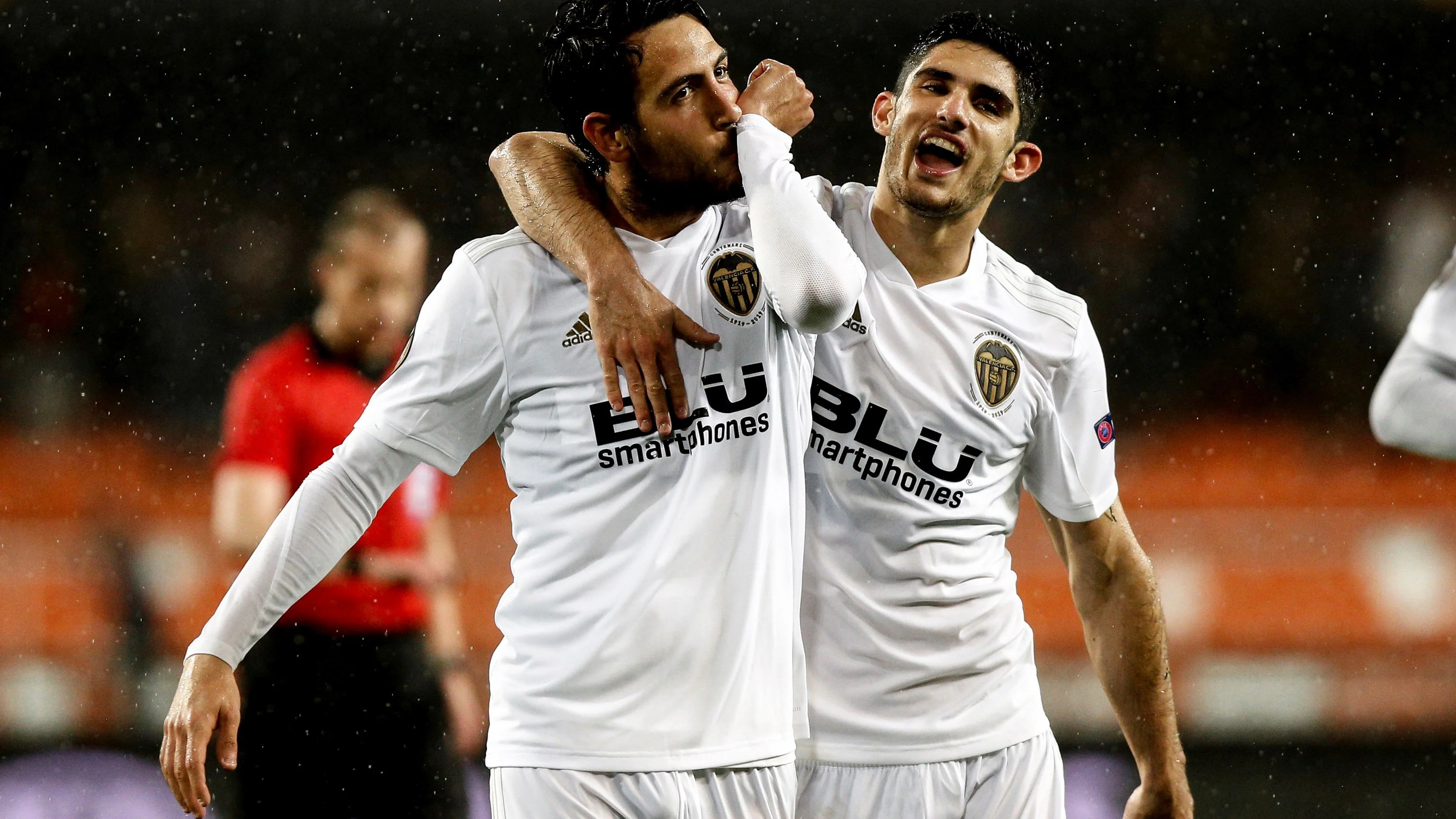 Parejo celebra su gol ante el Villarreal en Mestalla