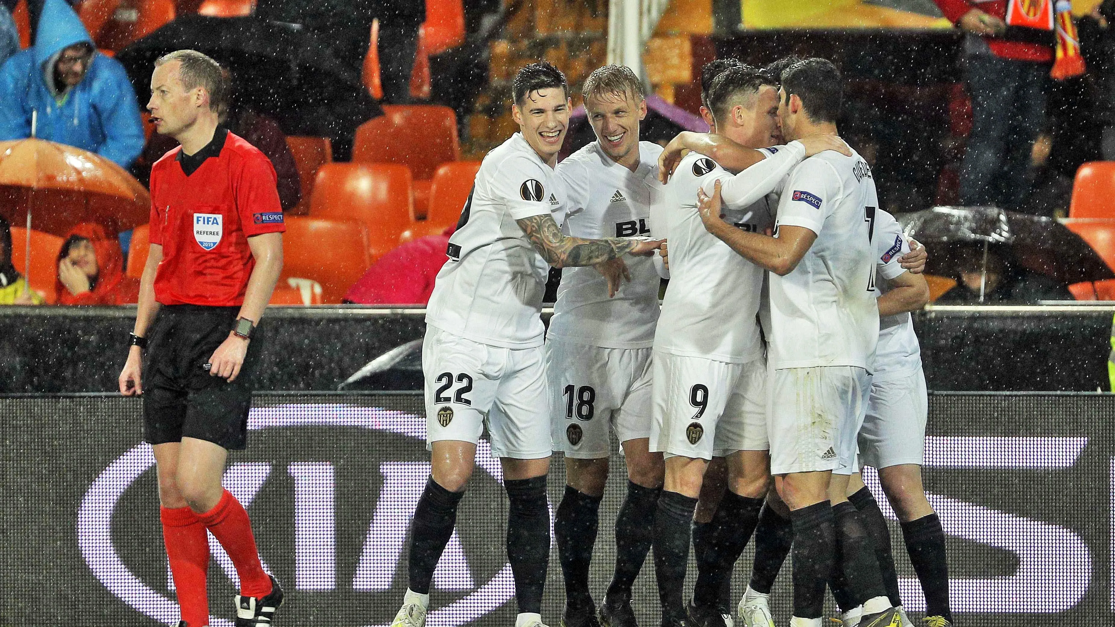 Los jugadores del Valencia celebran un gol ante el Villarreal