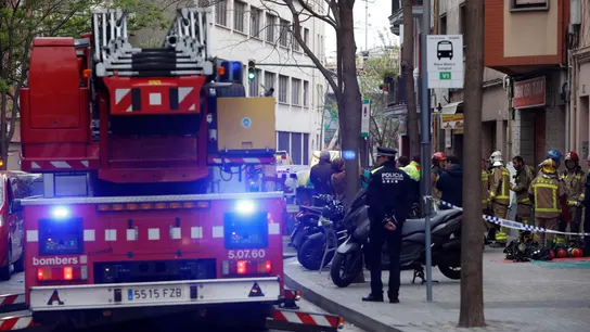 Bomberos y Mossos d'Esquadra permanecen en las inmediaciones del inmueble en L'Hospitalet de Llobregat Bomberos y Mossos d'Esquadra permanecen en las inmediaciones del inmueble en L'Hospitalet de Llobregat
