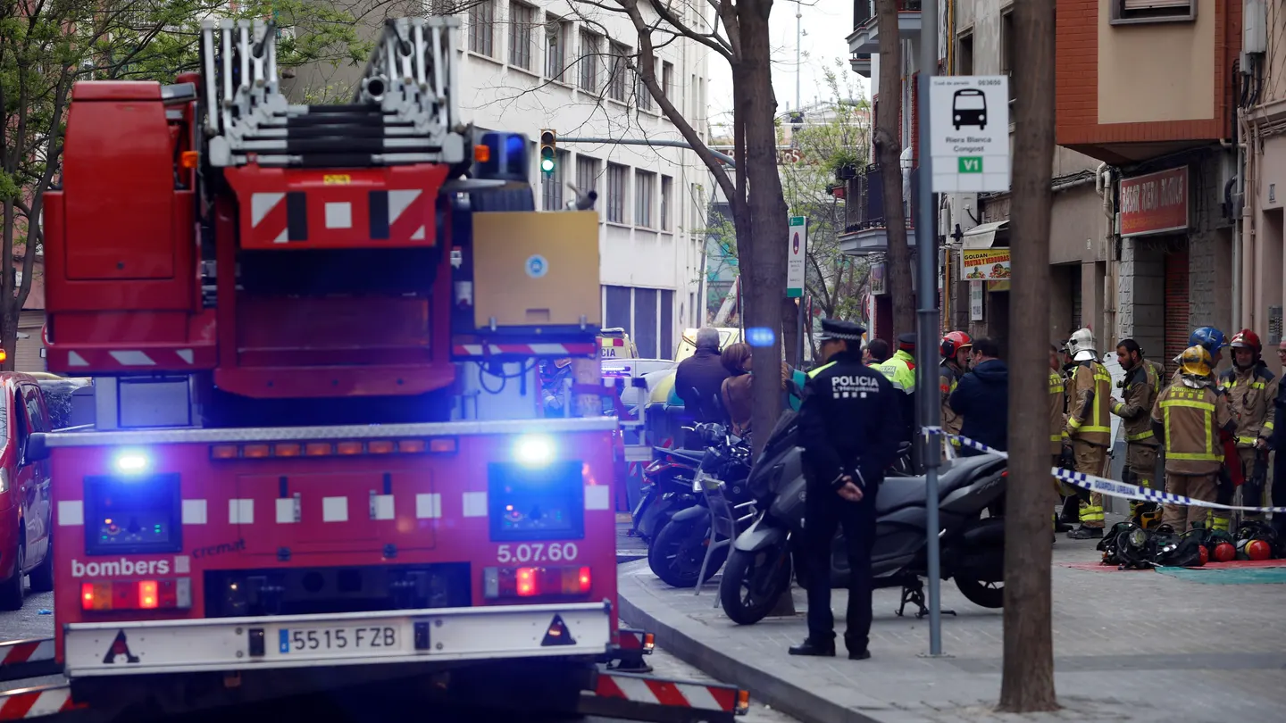 Bomberos y Mossos d'Esquadra permanecen en las inmediaciones del inmueble en L'Hospitalet de Llobregat Bomberos y Mossos d'Esquadra permanecen en las inmediaciones del inmueble en L'Hospitalet de Llobregat
