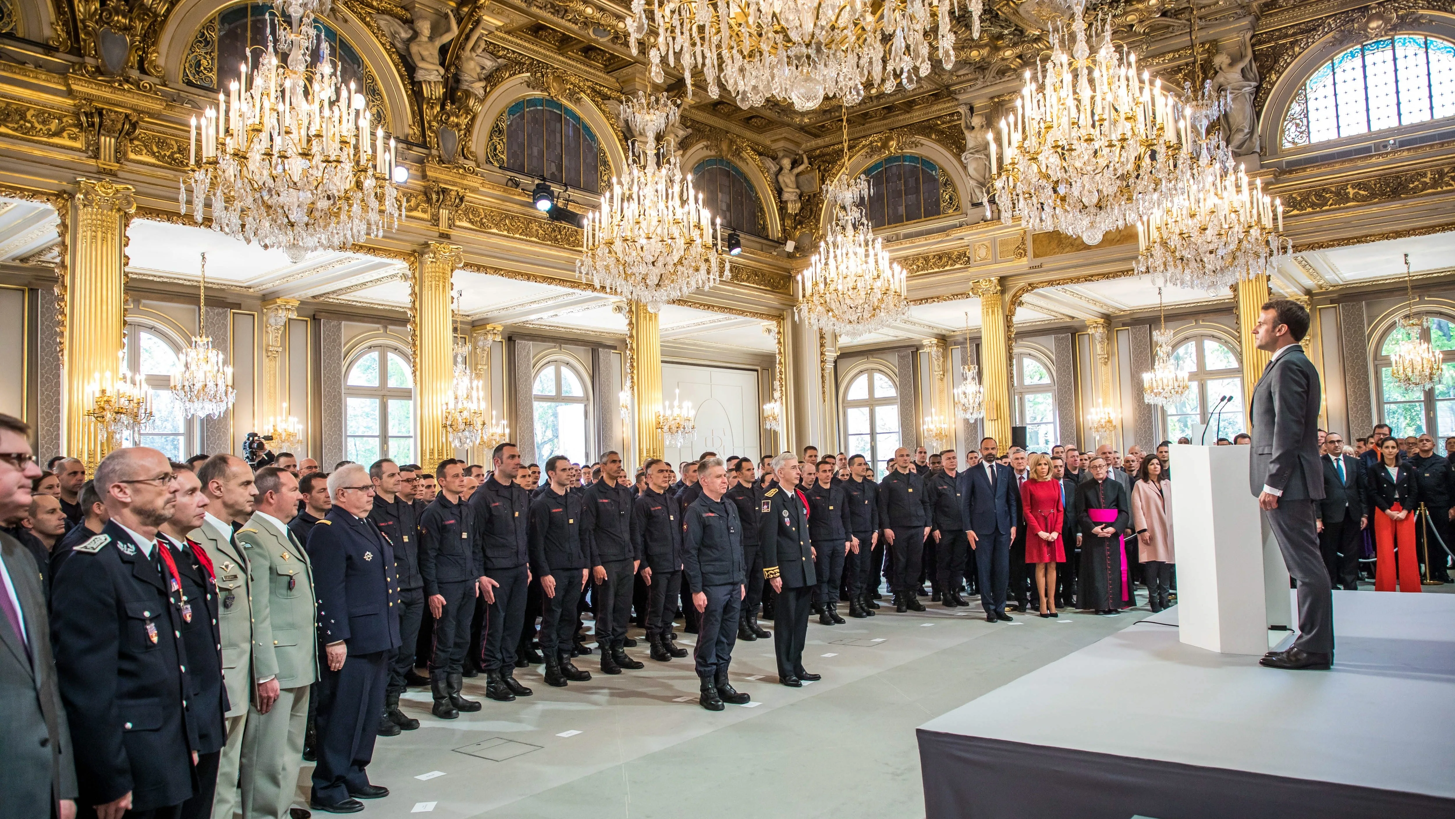 Homenaje a los bomberos de Notre-Dame