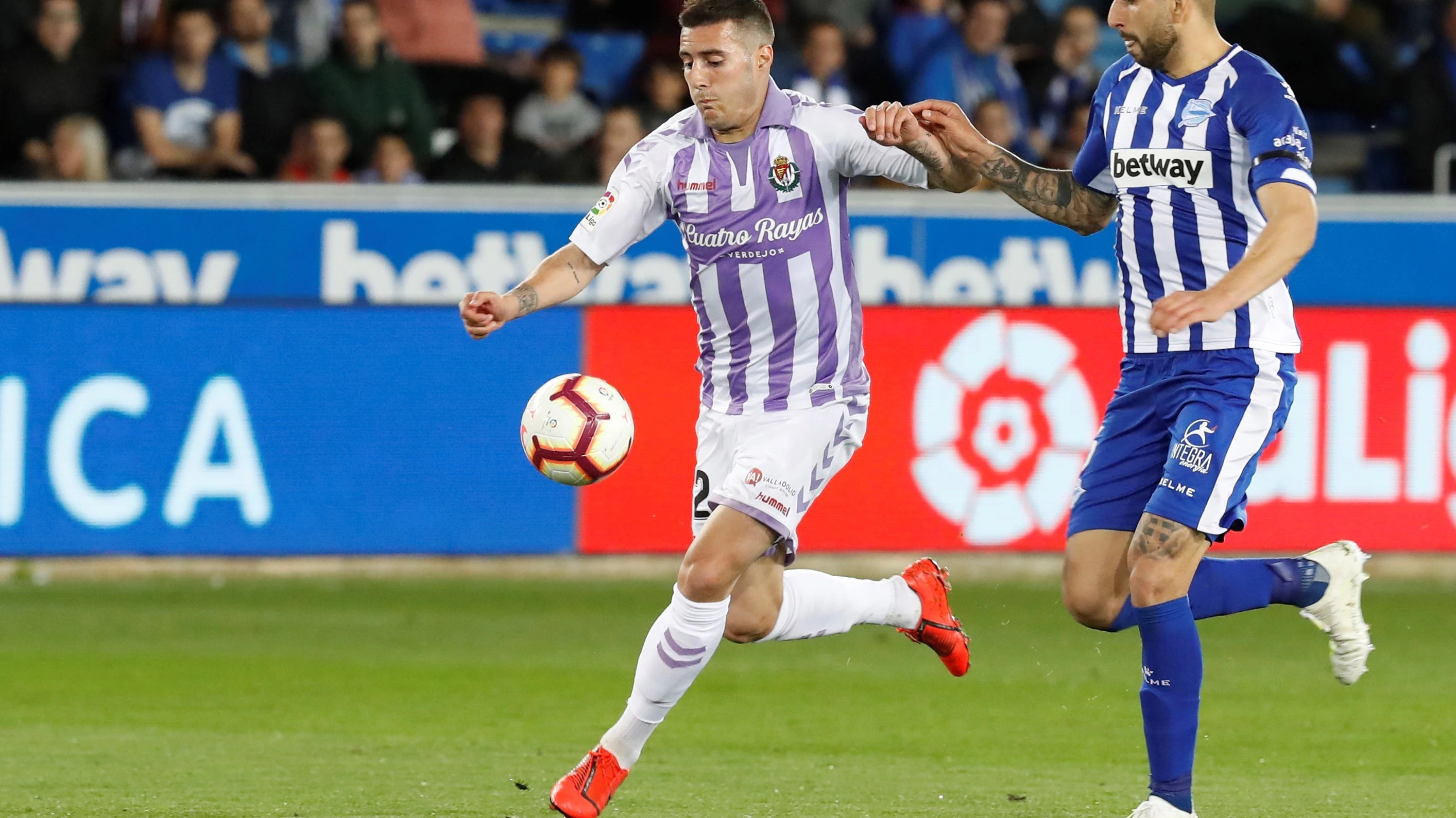 Sergio Guardiola controila un balón ante Guillermo Maripán