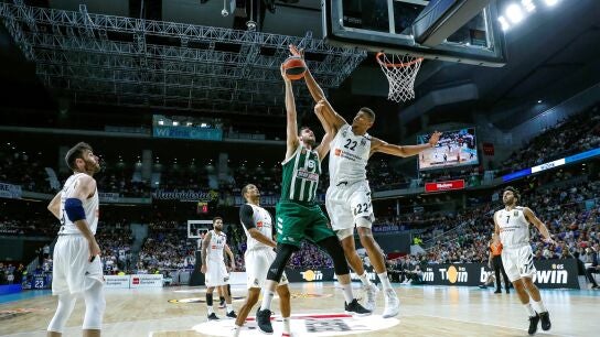 Tavares tapona el lanzamiento de Papagiannis