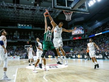 Tavares tapona el lanzamiento de Papagiannis Tavares tapona el lanzamiento de Papagiannis