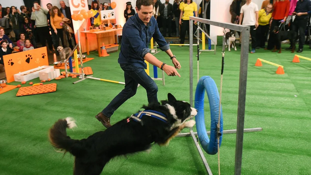 Albert Rivera con un perro en un acto de campaña