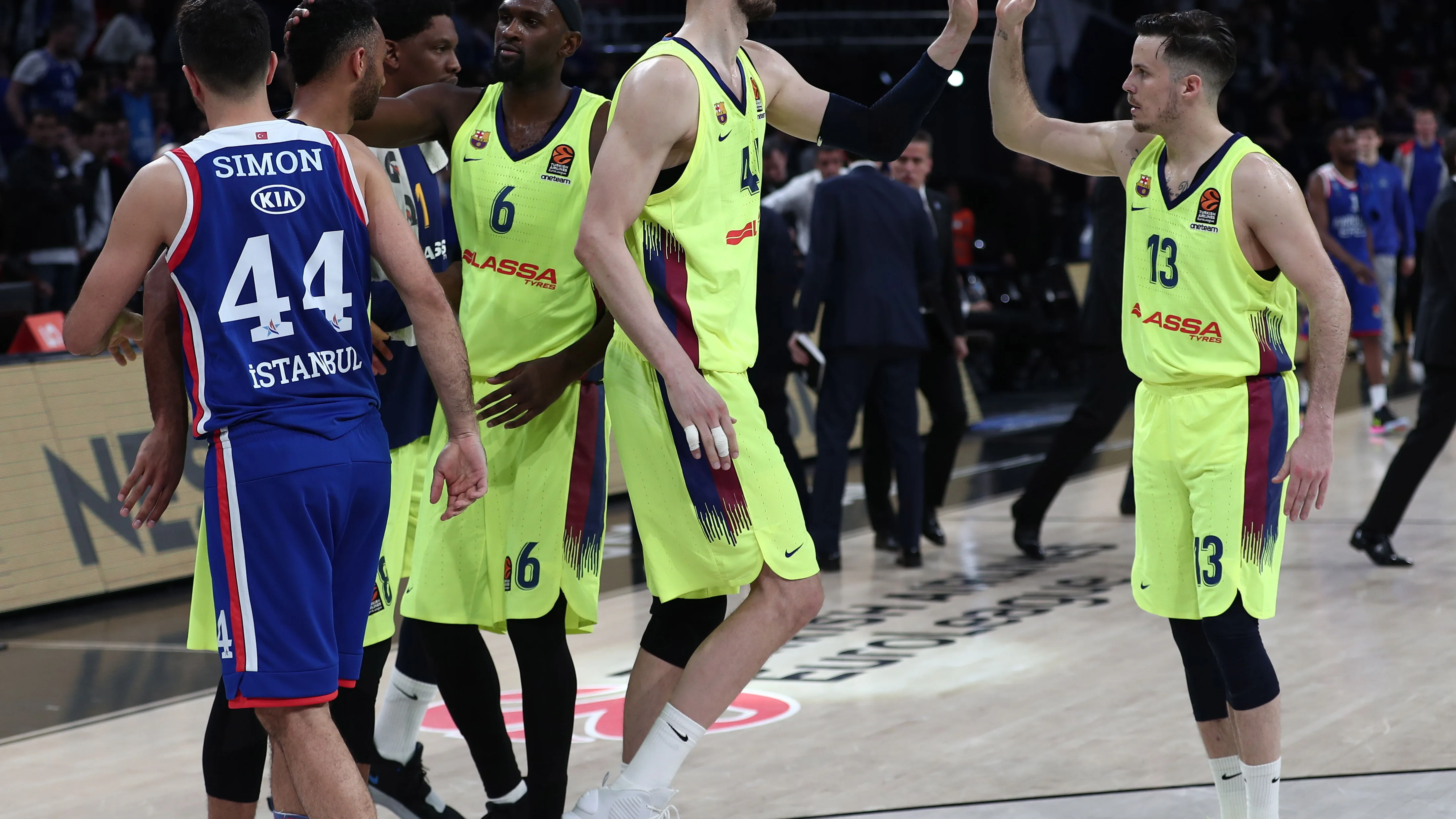 Los jugadores del Barcelona celebra su victoria ante el Efes