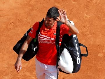 Novak Djokovic saluda al público de Montecarlo tras su derrota ante Daniil Medvedev Novak Djokovic saluda al público de Montecarlo tras su derrota ante Daniil Medvedev