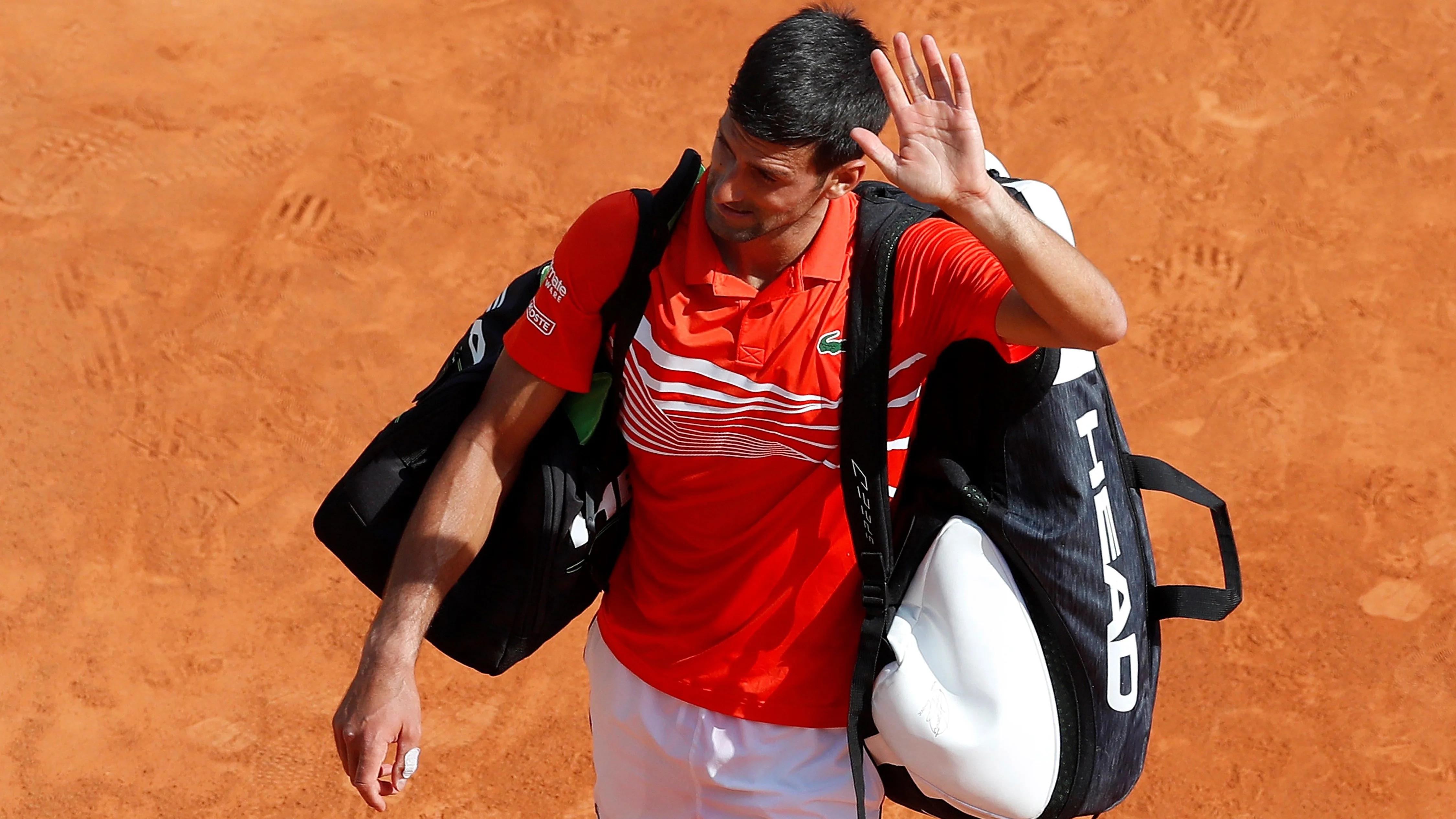 Novak Djokovic saluda al público de Montecarlo tras su derrota ante Daniil Medvedev