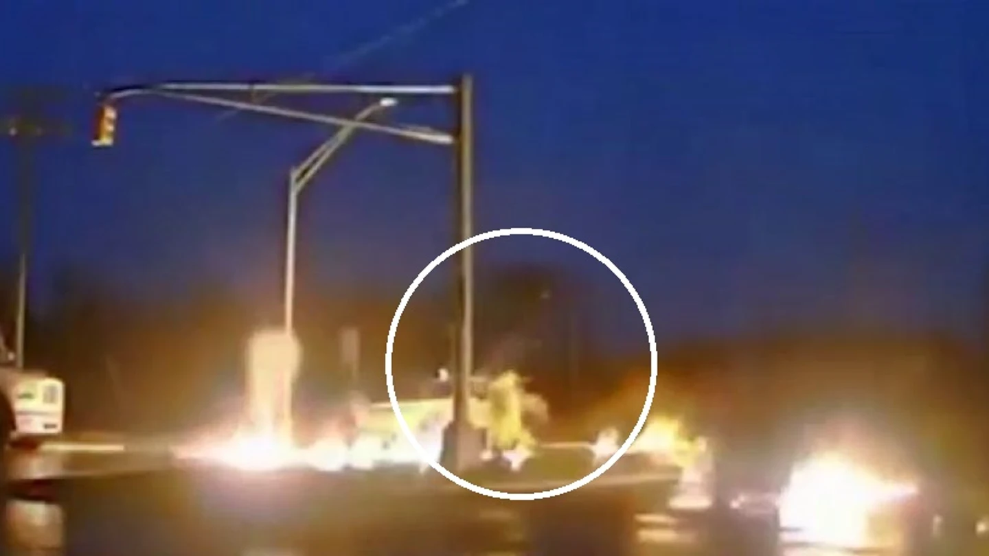 Sale ileso de milagro tras la explosión de un poste eléctrico averiado por un rayo Sale ileso de milagro tras la explosión de un poste eléctrico averiado por un rayo