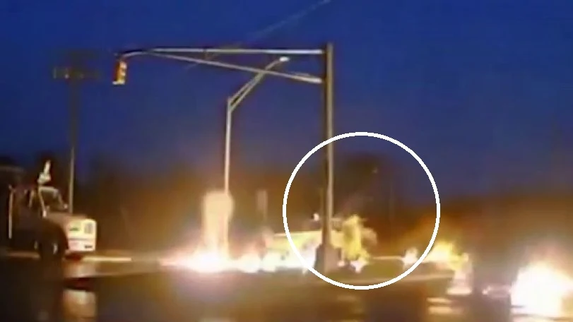 Sale ileso de milagro tras la explosión de un poste eléctrico averiado por un rayo Sale ileso de milagro tras la explosión de un poste eléctrico averiado por un rayo