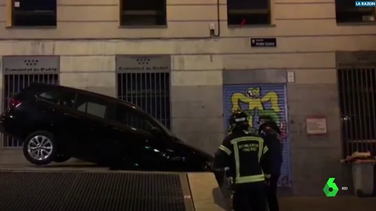 Un VTC se estrella en una plaza del centro de Madrid y culpa al GPS de indicarle mal la dirección Un VTC se estrella en una plaza del centro de Madrid y culpa al GPS de indicarle mal la dirección