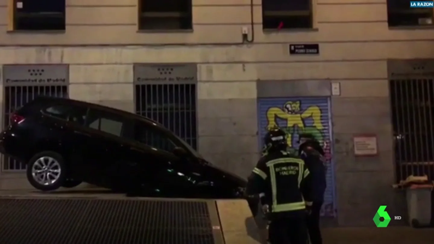 Un VTC se estrella en una plaza del centro de Madrid y culpa al GPS de indicarle mal la dirección Un VTC se estrella en una plaza del centro de Madrid y culpa al GPS de indicarle mal la dirección