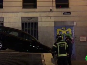 Un VTC se estrella en una plaza del centro de Madrid y culpa al GPS de indicarle mal la dirección Un VTC se estrella en una plaza del centro de Madrid y culpa al GPS de indicarle mal la dirección