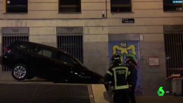 Un VTC se estrella en una plaza del centro de Madrid y culpa al GPS de indicarle mal la dirección