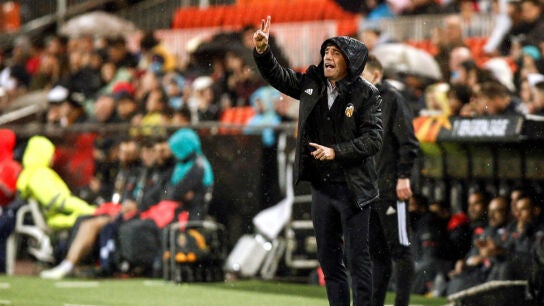 Marcelino da indicaciones en banda