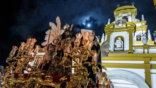 El paso del Cristo de la Sentencia de La Macarena a la salida de su templo El paso del Cristo de la Sentencia de La Macarena a la salida de su templo