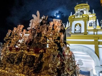 El paso del Cristo de la Sentencia de La Macarena a la salida de su templo El paso del Cristo de la Sentencia de La Macarena a la salida de su templo